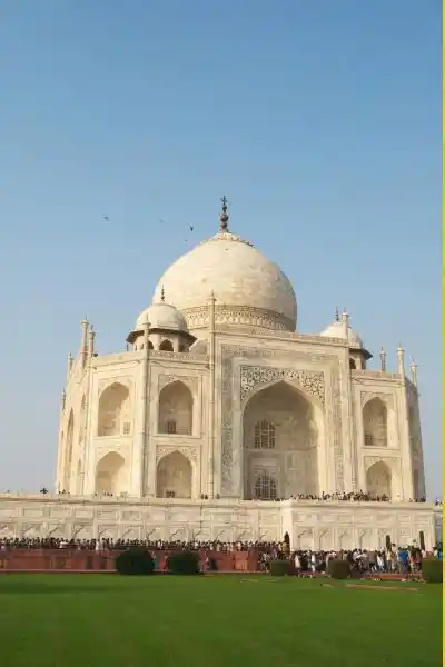 Taj Mahal Couples